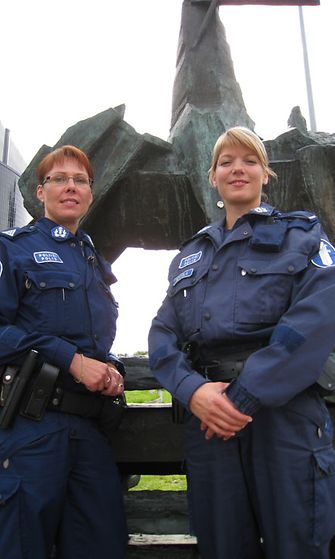 Vantaalaispoliiseilla Tanja Martikaisella ja Sanna Rentolalla on poliisi myös aviomiehenä. Myös Rentolan edesmennyt isä oli poliisi. 