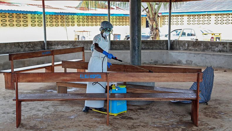 Hoitaja desinfioi sairaalan tiloja Liberiassa 28. heinäkuuta 2014.