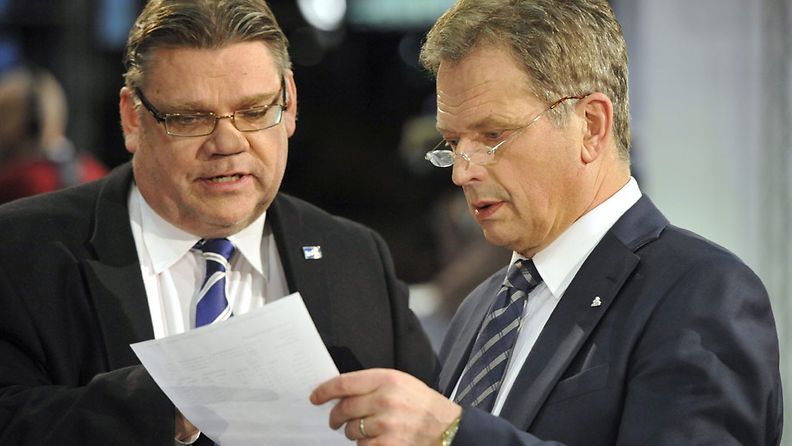 Presidenttiehdokkaat Sauli Niinistö ja Timo Soini ennen MTV3:n presidenttitenttiä studiolla Helsingissä, 18. tammikuuta 2012