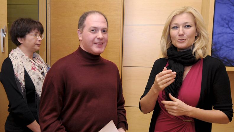 Peruspalveluministeri Maria Guzenina-Richardson tapasi venäläismedia Kosmolskaja Pravdan toimittajan Alexander Korelikin eduskunnassa perjantaina 12. lokakuuta 2012.