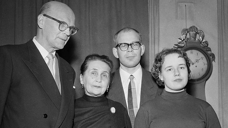 Tasavallan presidentiksi juuri valittu Urho Kekkonen puolisonsa Sylvin sekä poikansa Matin ja tämän vaimon Marjan (os. Linnala) kanssa Tamminiemessä 15. helmikuuta 1956.