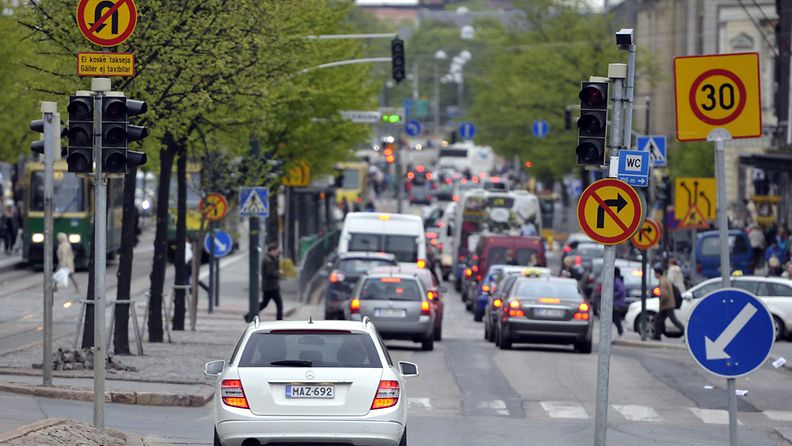 Helsingin kantakaupunki ruuhkautui liikennevalojen mentyä laajalti epäkuntoon. Lehtikuva