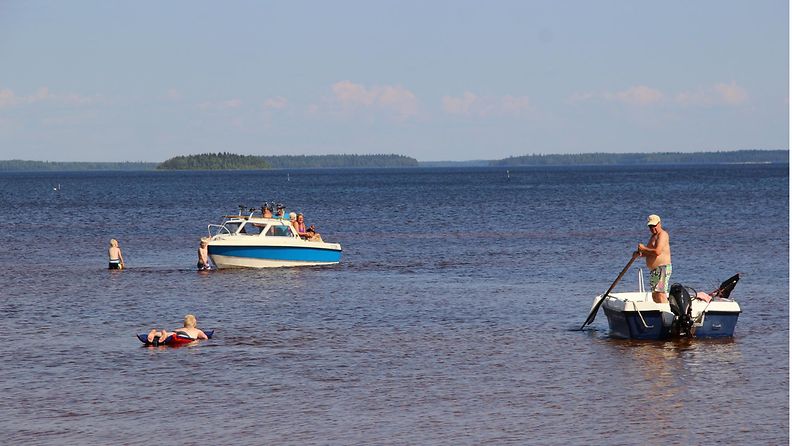 Lämmin kesäpäivä Oulujärvellä 26. heinäkuuta 2014. Lukijan kuva: Sinikka Kujala