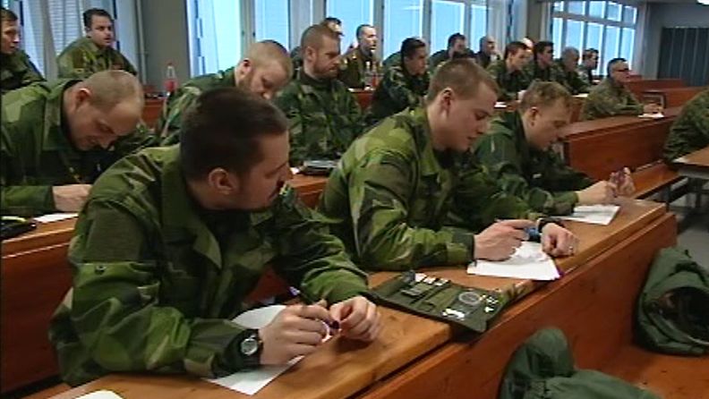 Mali-operaation osallistuvat suomalaiset, ruotsalaiset ja latvialaiset rauhanturvaajat valmistautuvat tehtäväänsä Säkylässä.