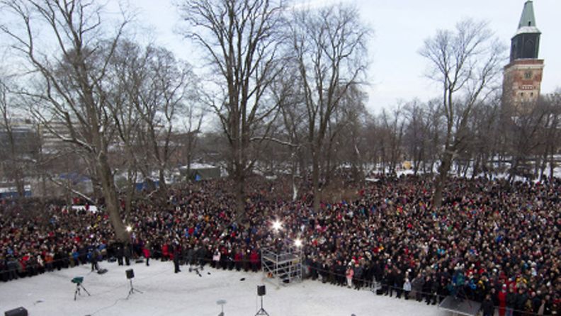 Suomen Turku julisti perinteisen joulurauhan kirpeässä pakkassäässä 24. joulukuuta 2010.