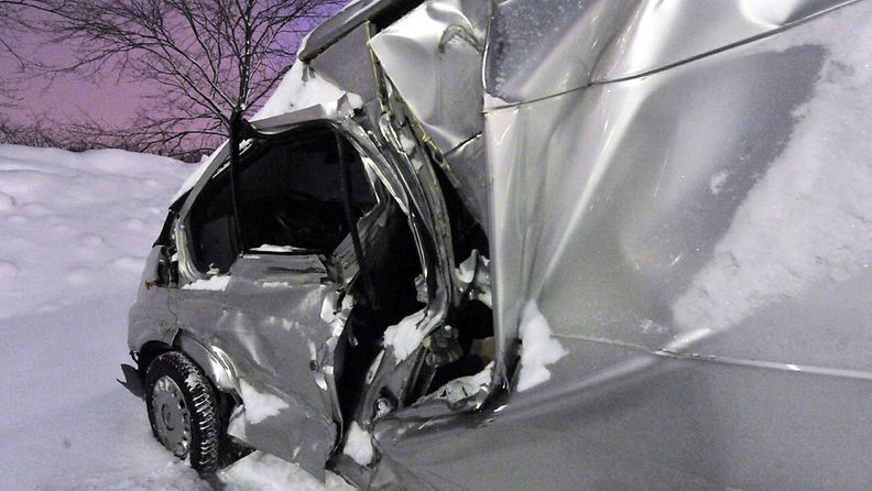 Heurekan parkkipaikka Vantaalla täyttyi kolaroiduilla autoilla perjantaina illalla 3. helmikuuta 2012.