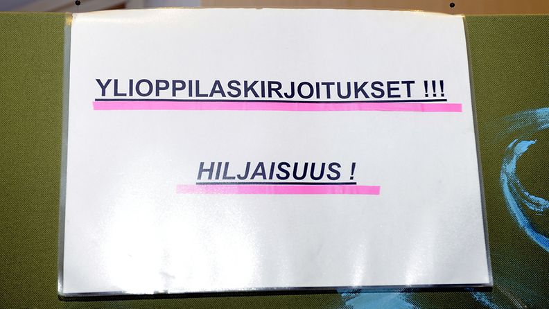 "Ylioppilaskirjoitukset!!! Hiljaisuus!" -lappu äidinkielen tekstitaidon koepäivänä Tapiolan lukiossa Espoossa 12. helmikuuta 2010. 