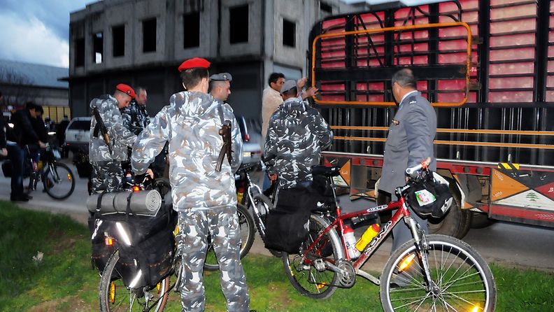 Libanonin poliisit kuljettavat virolaisten pyöriä pois sieppauspaikalta 23.3.2011.