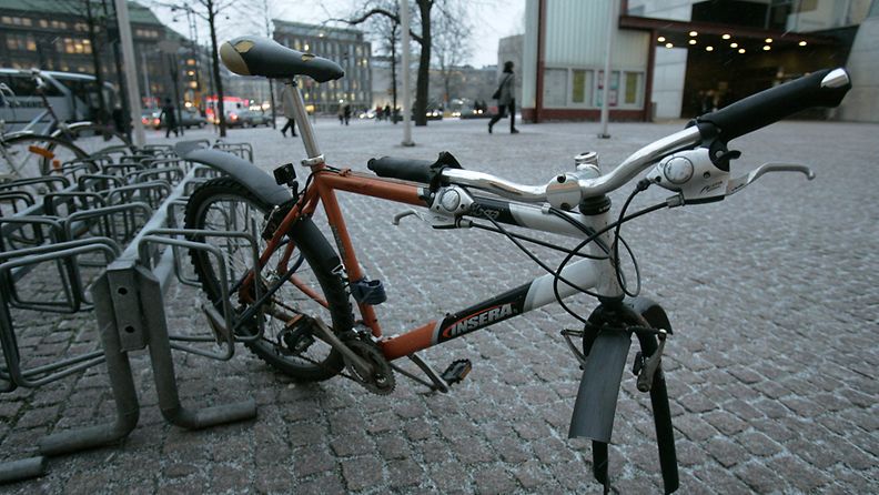 Pyörätelineessä kiinni olevan polkupyörän runko on säästynyt, mutta etupyörä on löytänyt uuden omistajan.