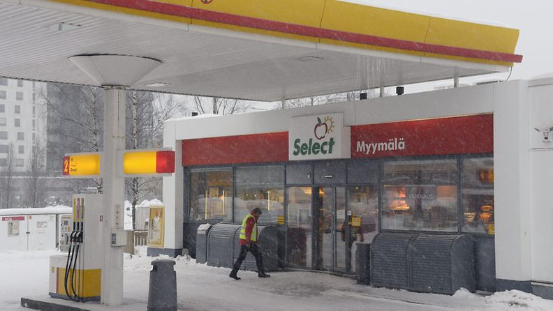 Leppävaaran Shell-huoltoasema, missä ammuttiin useita laukauksia tänään puoli kahden aikaan päivällä, Espossa 12. helmikuuta 2013. Kuvan henkilö ei liity ammuskeluun. 