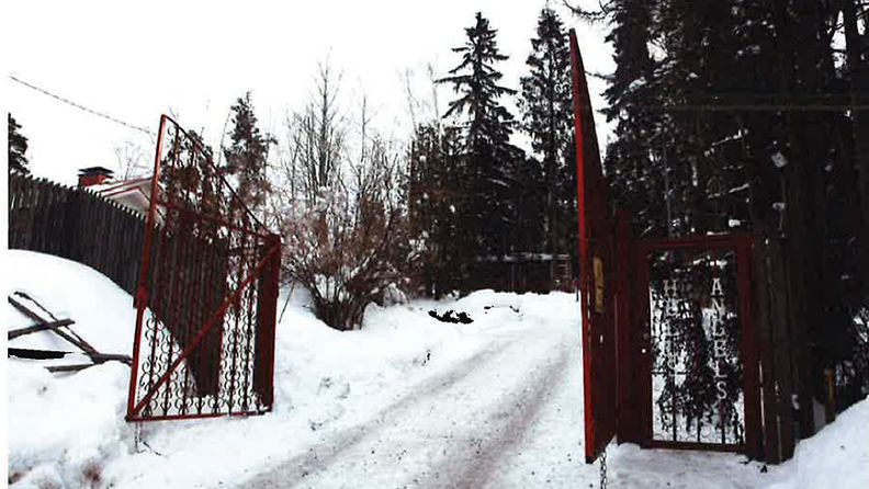 Kiinteistöön johtavalle kulkutielle rakennettu portti. 