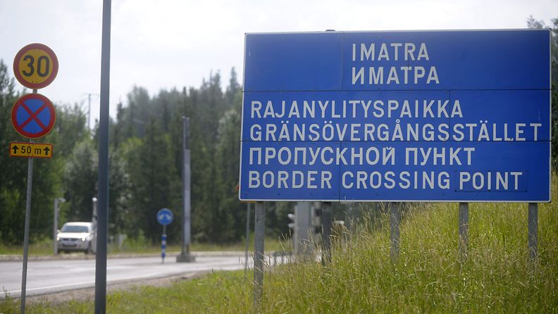 Imatran ja Svetogorskin rajanylityspaikka, jossa autot menossa Venäjän suuntaan 8. heinäkuuta 2011. Suomalaismies jäi kiinni Venäjän puolella.