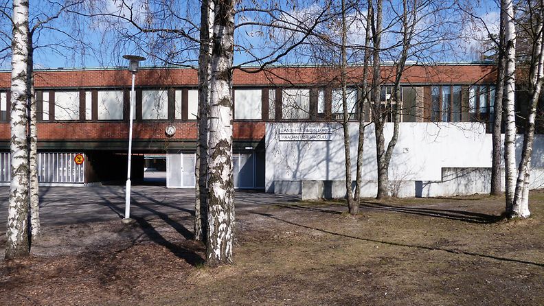 Lukiolaispoika ryöstettiin Länsi-Helsingin lukion lähellä.
