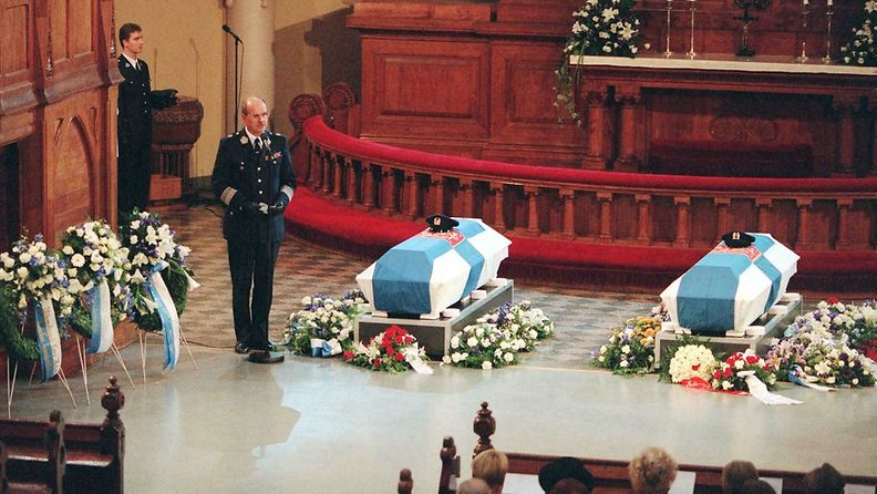 Murhattu poliisikaksikko Eero Holsti ja Antero palo haudattiin Johanneksenkirkossa Helsingissä vuoden 1997 marraskuussa. 