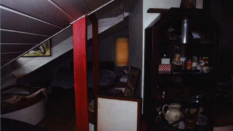 Kuvassa kerhotilojen yläkerta. Kuvassa näkyy sänky väijymiehen majoittumista varten. 