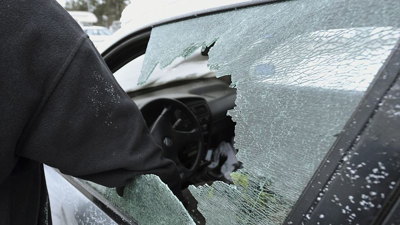 Turun Sanomien mukaan auton ajonestolaitteen voi murtaa muutaman kymmenen euron laitteella. 