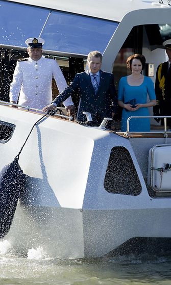 Tasavallan presidentti Sauli Niinistö puolisonsa Jenni Haukion kanssa saapumassa Naantaliin kesänviettoon lauantaina 8. kesäkuuta 2013. 