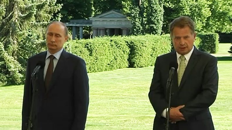 Presidentit Putin ja Niinistö lehdistötilaisuudessa Kultarannassa.
