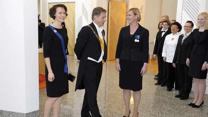 Sauli Niinistö ja puoliso Jenni Haukio saapuvat presidentin virka-asunolle Mäntyniemeen. Kuva: Lehtikuva