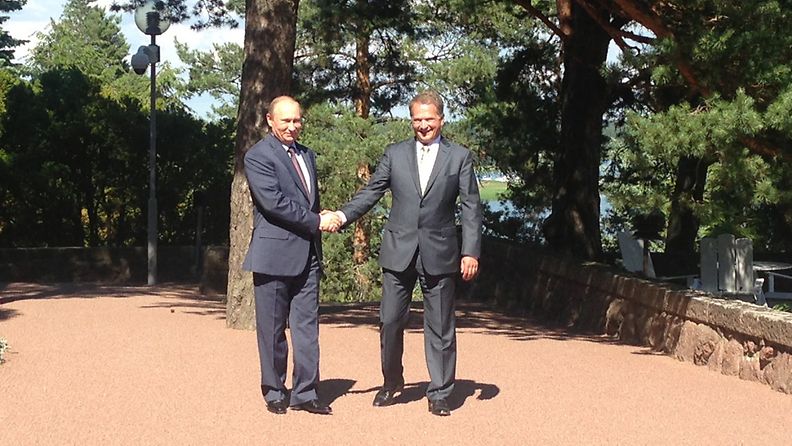 Presidentti Vladimir Putin ja presidentti Sauli Niinistö kättelevät Kultarannassa 25. kesäkuuta 2013.