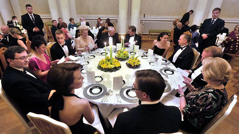 Sauli Niinistö isännöi ensimmäistä kertaa diplomaattipäiviä. Niinistön vieressä istuu Venäjän suurlähettiläs Aleksandr Rumjantsev.