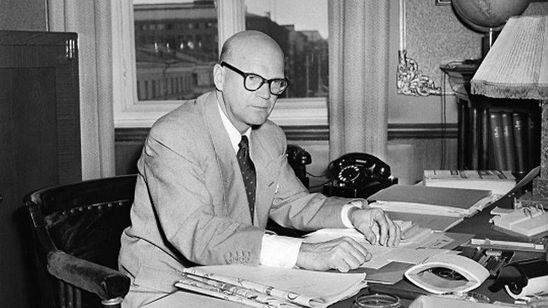 Pääministeri Urho Kekkonen työpöytänsä ääressä vuonna 1953.  