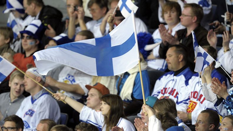 Suomalaisfanit jännittivät Leijonien puolesta Suomen ja Slovakian väliosessä ottelussa eilen.
