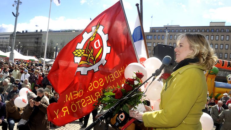  SDP:n puoluejohtaja Jutta Urpilainen piti vappu puheensa Lahden torilla sunnuntaina 1. toukokuuta 2011.  