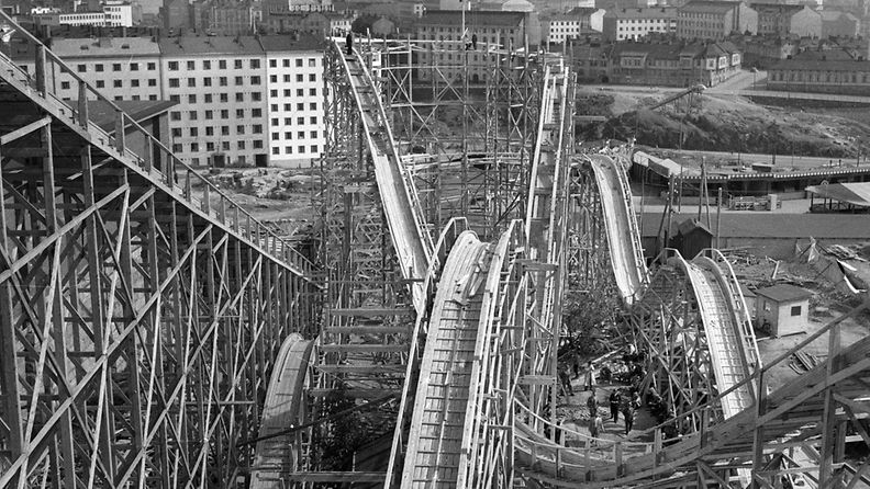 Vuoristorata rakenteilla Linnanmäen huvipuistossa Helsingissä 1951