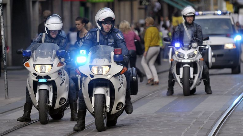 Moottoripyöräpoliiseja valvomassa mielenosoitusta Helsingissä 1. kesäkuuta 2010. 