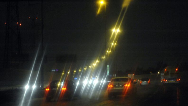 Ajokeli oli perjantai-iltana 9. joulukuuta 2011 sateinen talven ensimmäisen myräkän jäljiltä, kuva Vantaalta Kehä III:lta.  