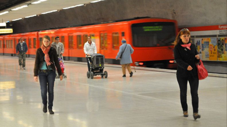 Ihmisiä Kampin metroasemalla.