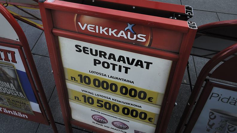 Loton 10 miljoonan euron ja Viking Loton 10,5 miljoonan euron voittopottien mainos Tampereella perjantaina 30. syyskuuta 2011. 
