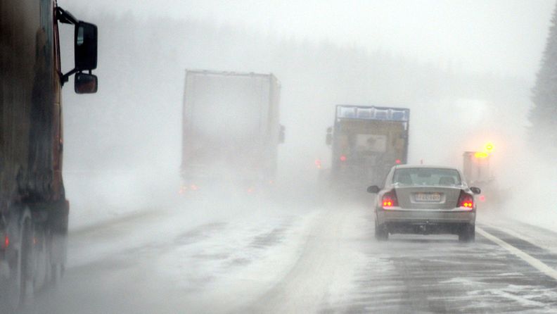 Ajokeli on tänään etelässä paikoin erittäin huono. Kuva Porvoon moottoritieltä 13. joulukuuta 2012. 