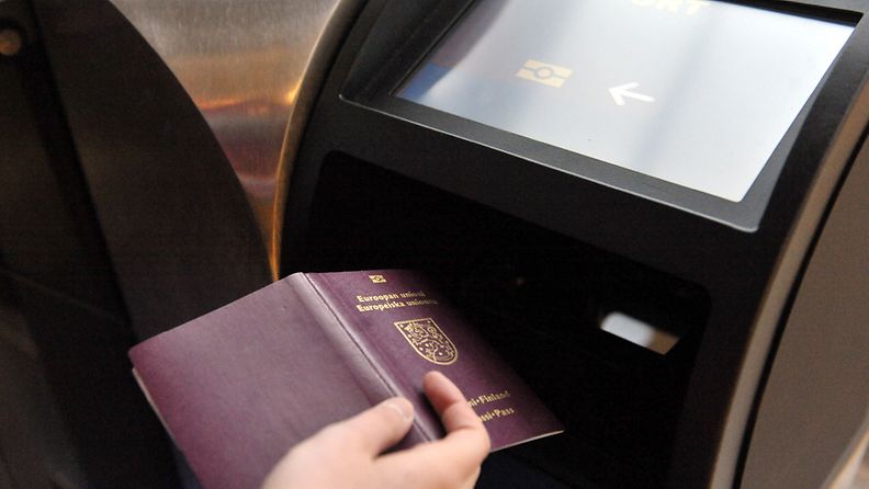 Helsinki-Vantaan lentoasemalla otettiin 16. joulukuuta 2010 käyttöön kymmenen uutta passintarkastusautomaattia, joilla voidaan tarkastaa biometrisiä passeja. Kuva: Lehtikuva