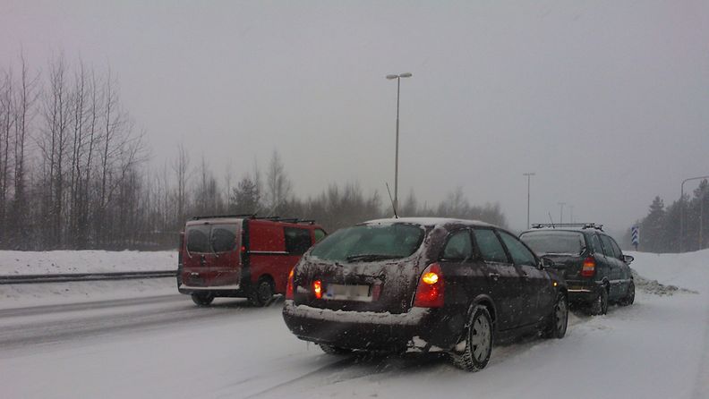 Liukas sää on aiheuttanut kolareita ympäri pääkaupunkiseutua. Pelti ryskyi muun muassa Porvoonväylällä.