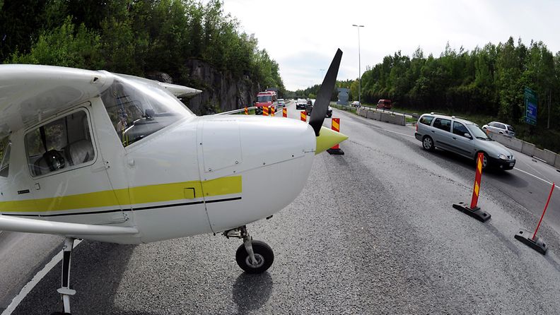 Koulutuslennolla ollut pienkone, Cessna 150, teki pakkolaskun Porvoon moottoritielle Sipoossa 2. kesäkuuta 2011.