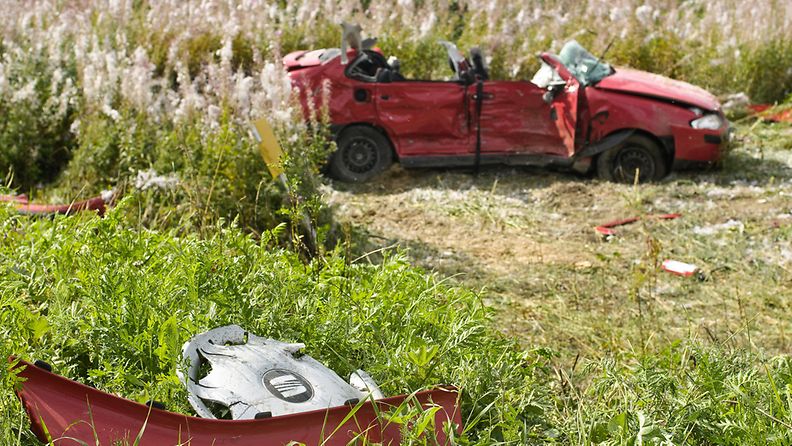 Viisi ihmistä kuoli Joensuun Enossa tapahtuneessa henkilöauton ja puutavarekan välisessä yhteenajossa 14. elokuuta 2010. Kuvassa kolarissa pahoin vaurioitunut henkilöauto.
