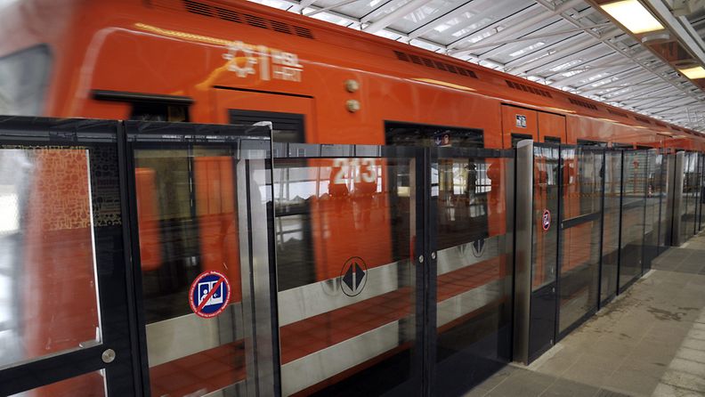 HKL ja Siemens esittelivät huomenna keskiviikkona käyttöön otettavia Helsingin metron uusittuja laituriportteja Vuosaaren metroasemalla tiistaina 14. helmikuuta 2012.