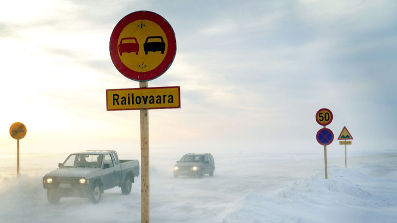 Liikennettä jäätiellä Oulunsalon ja Hailuodon Perämerellä tammikuussa 2010. 