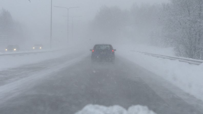 Huono näkyvyys ja autoja liikenteessä Turuntiellä Espoossa perjantaina 3.helmikuuta 