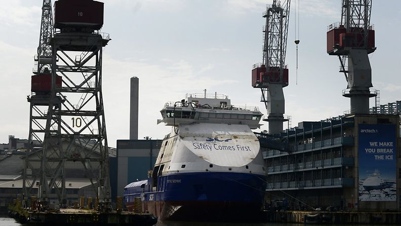 Jäätämurtava monitoimialus NB-506 viimeisteltävänä Arctech Helsinki Shipyard Oy:n telakalla Helsingissä 2. heinäkuuta 2012.