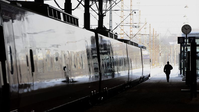 Tallenna  Pakkanen myöhästytti yön ja aamun junaliikennettä tiistaina 15. helmikuuta, kuva Helsingin Rautatieasemalta.