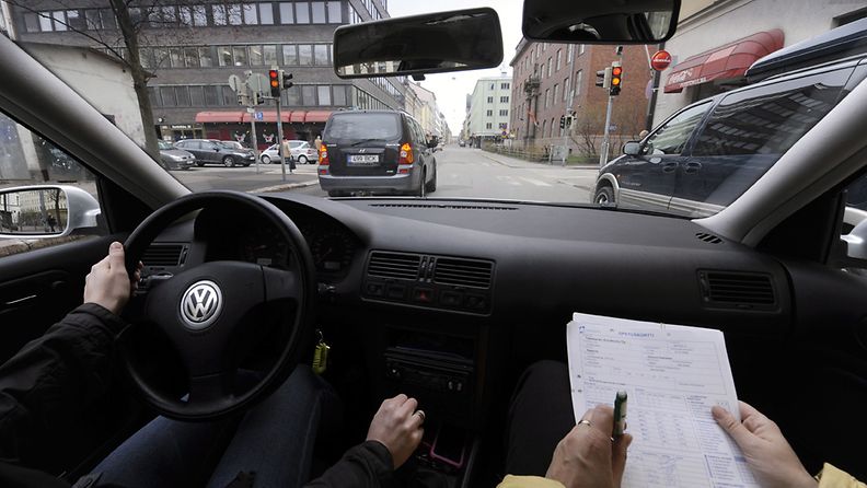 Autokoulun oppilas ajoharjoittelussa Helsingissä 10. toukokuuta 2010. Nuorten kaahailu halutaan aisoihin lisäämällä autokouluun ajotunteja. Liikenteen turvallisuusvirasto Trafi ehdottaa ministeriölle, että autokoulun ajokertoja lisättäisiin kymmenellä.