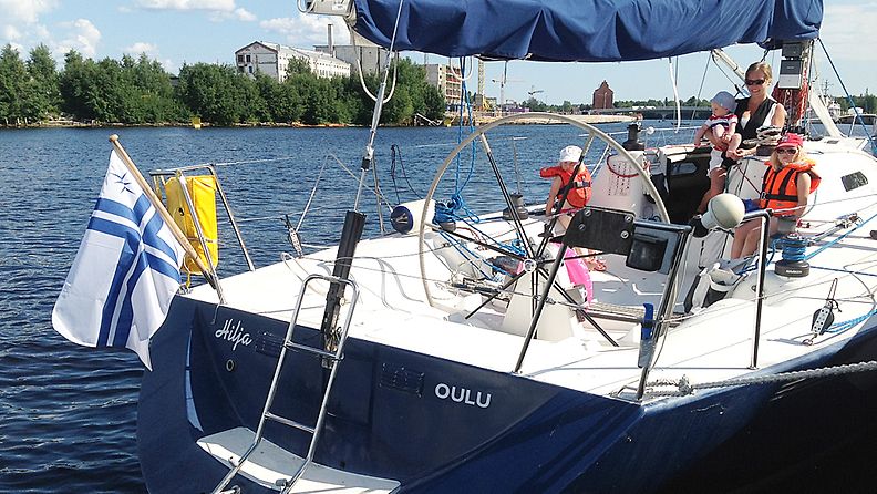 Nissilän perheen Hilja-purjevene on säästynyt venevarkailta. Sitä pidetäänkin vartioidussa satamassa.