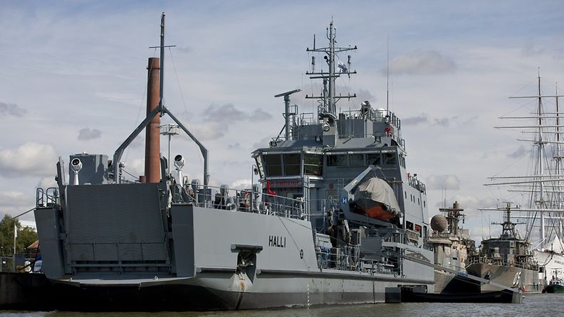 Merivoimien öljyntorjunta-alus Hallin pääjärjestelmä LAMOR:in harjakasettikerääjä ja keräilypuomi (oik.) aluksen esittelytilaisuudessa Turussa 3. elokuuta 2010. 