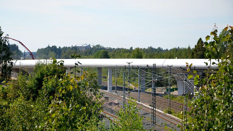 Kehäradan pääradan ylittävän sillan rakennustyömaa Hiekkaharjussa Vantaalla sunnuntaina 19. elokuuta 2012.