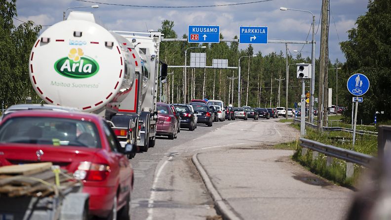 Suviseurat Pudasjärvvellä lauantaina 29. kesäkuuta 2013. Suviseuroille menevä liikenne ruuhkautti päivällä tietä 20 Pudasjärven kirkonkylän kohdalla pahasti.
