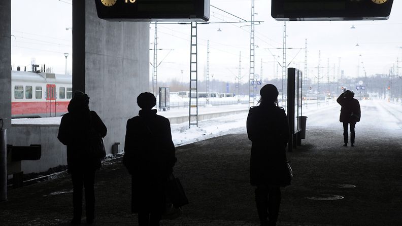 Matkustajia Helsingin Rautatieasemalla 27. tammikuuta 2011. Kuva: Lehtikuva