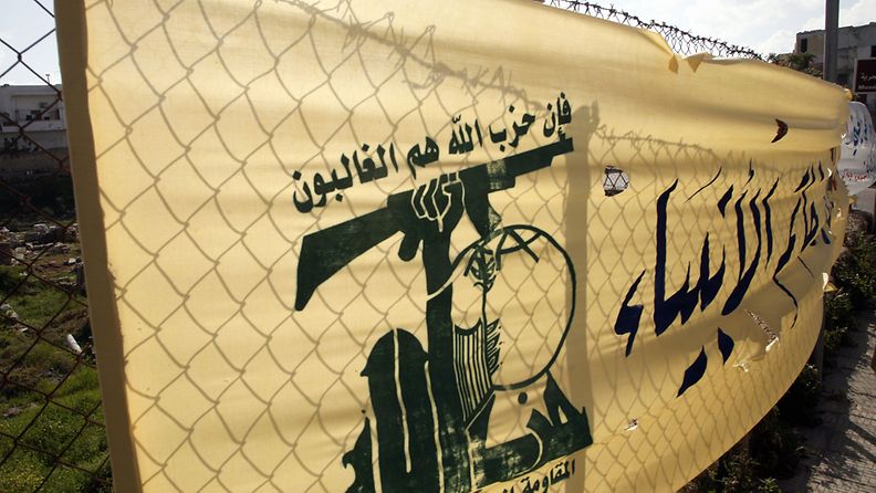Libanonilaisten shiiamuslimien taistelujärjestön, Hizbollahin, banderolli Tyroksessa Etelä-Libanonissa.